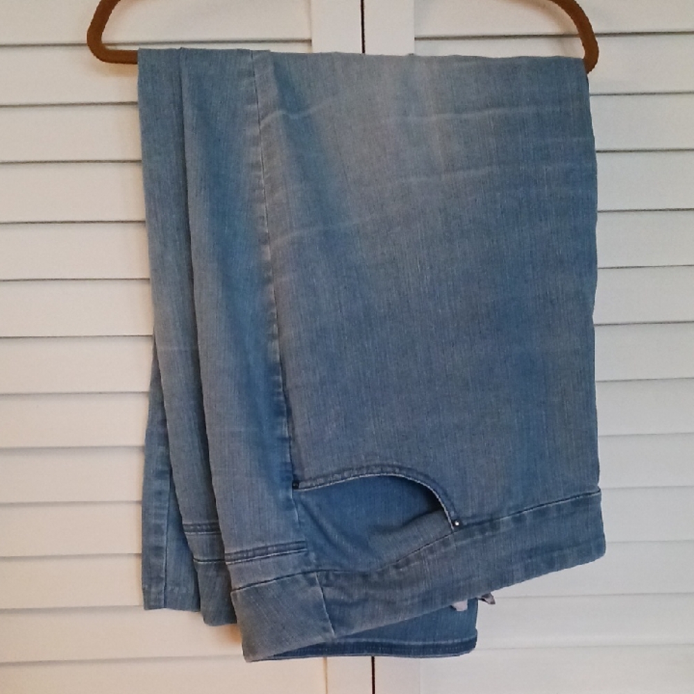 28 WP Denim & Co Light Blue "How Smooth" Denim Jeans A239619
